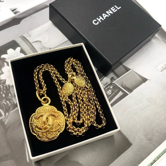 Authentic Chanel Coco Mark Vintage Logo Gold Chain Necklace 84.94g W/Box - Picture 1 of 15